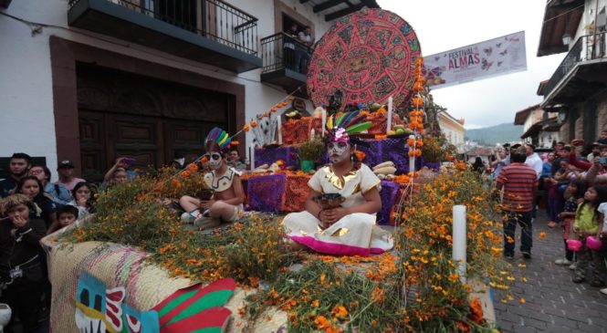 DESFILAN CALACAS POR CALLES Y FOROS DE VALLE DE BRAVO EN EL FESTIVAL DE LAS ALMAS 2019