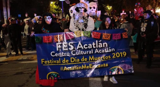 TLALNEPANTLA REALIZA PRIMER DESFILE DE CATRINAS Y CATRINES