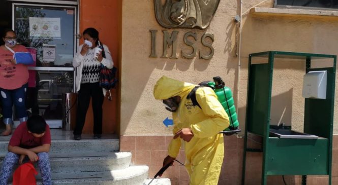 SANITIZAN AFUERA DEL HOSPITAL NÚMERO 60 DEL IMSS EN TLALNEPANTLA