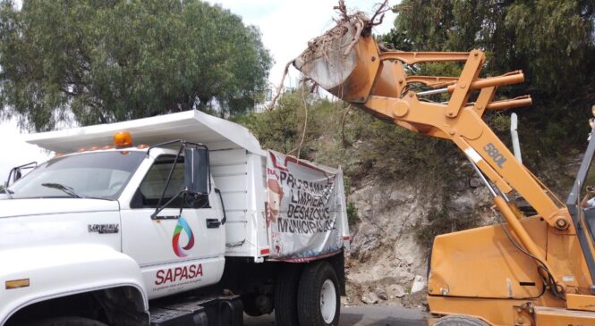 RETIRAN 42 CAMIONES DE LODO Y BASURA DE LA CARRETERA A PRESA MADÍN Y AVENIDA JIMÉNEZ CANTÚ