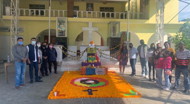 HABITANTES DE 140 COLONIAS DE NAUCALPAN PONEN 170 OFRENDAS EN DIVERSAS ZONAS DE SUS COMUNIDADES