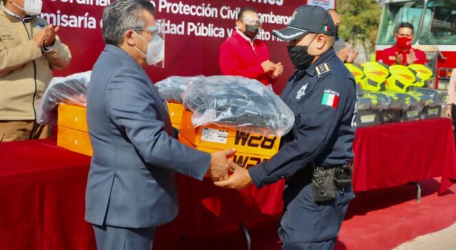 ENTREGAN VEHÍCULOS Y UNIFORMES A ELEMENTOS DE SEGURIDAD PÚBLICA Y PROTECCIÓN CIVIL Y BOMBEROS EN IZCALLI