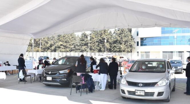 ARRANCA VACUNACIÓN DE ADULTOS MAYORES DESDE SUS AUTOS EN CENTRO DE CONVENCIONES DE TOLUCA