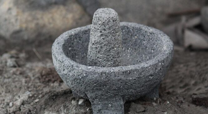 ELABORAN ARTESANAS Y ARTESANOS MEXIQUENSES MOLCAJETES, PIEZA INDISPENSABLE EN LA COCINA MEXICANA