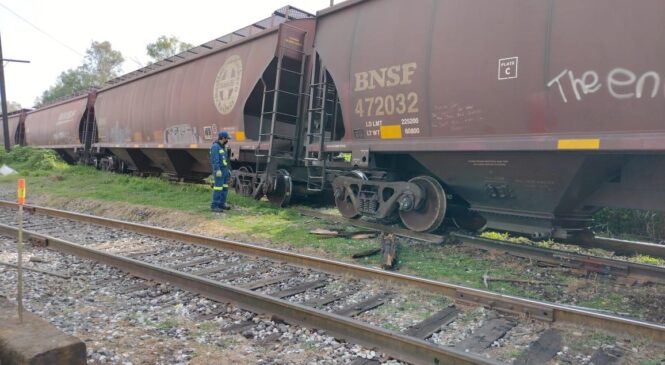 ATIENDEN BOMBEROS DE TLALNEPANTLA DESCARRILAMIENTO EN LOS REYES IXTACALA