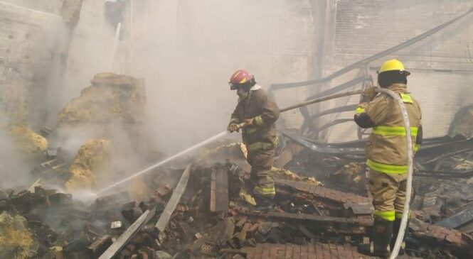 BOMBEROS DE TLALNEPANTLA SOFOCAN INCENDIO EN EMPRESA