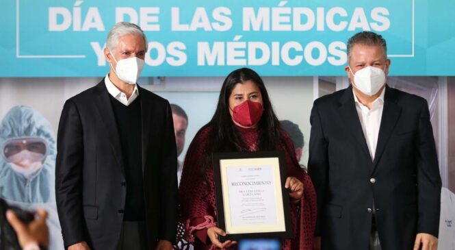 RINDE ALFREDO DEL MAZO HOMENAJE A PERSONAL DEL SECTOR SALUD Y MÉDICOS QUE PERDIERON LA VIDA DURANTE LA PANDEMIA