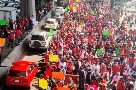 SE REGISTRA MANIFESTACIÓN DE  TRABAJADORES DE  NAUCALPAN EXIGIENDO A LA ALCALDESA PATRICIA DURÁN EL PAGO DE SUS SALARIOS Y PRESTACIONES