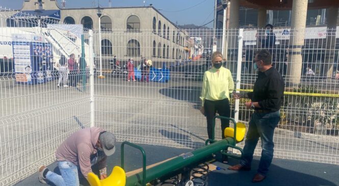 SUPERVISA ROMINA CONTRERAS INSTALACIÓN DE JUEGOS INFANTILES EN LA EXPLANADA MUNICIPAL