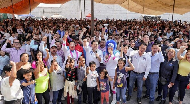 CELEBRA ENRIQUE VARGAS A MILES DE MAMÁS EN ECATEPEC