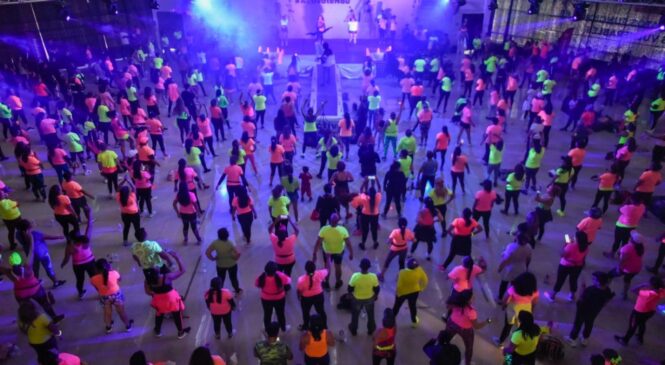 SE ACTIVAN MÁS DE 600 NAUCALPENSES Y PARTICIPAN EN MEGACLASE DE ZUMBA