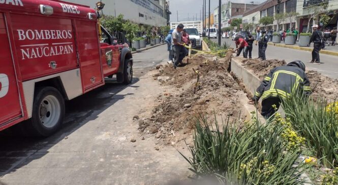 RESCATAN A TRABAJADOR ATRAPADO EN UNA ZANJA