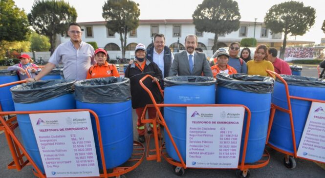 PEDRO RODRÍGUEZ RECONOCE LABOR DEL PERSONAL DE BARRIDO PARA MANTENER LIMPIO EL MUNICIPIO Y LES ENTREGA HERRAMIENTAS DE TRABAJO