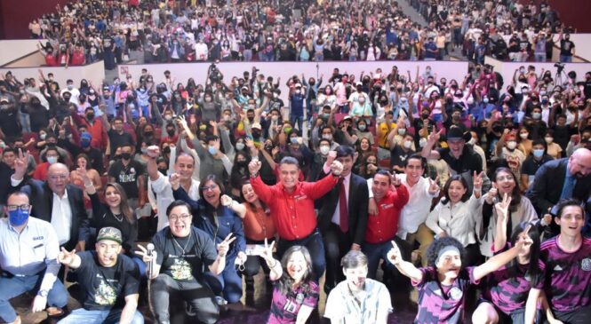 TONY RODRÍGUEZ ENTREGA LA “TARJETA JOVEN” A UNIVERSITARIOS TLALNEPANTLENSES