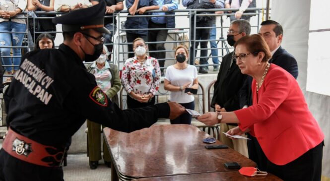 ANGÉLICA MOYA RECONOCE LA LABOR DE LOS BOMBEROS QUE REALIZAN DIARIO AL PONER EN RIESGO SUS VIDAS PARA SALVAR LA DE OTROS