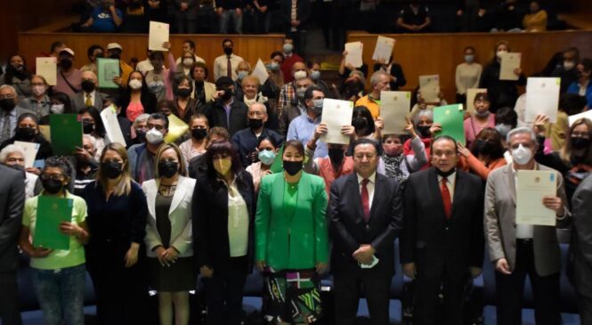 UN CENTENAR DE TLALNEPANTLENSES RECIBEN SU TESTAMENTO 