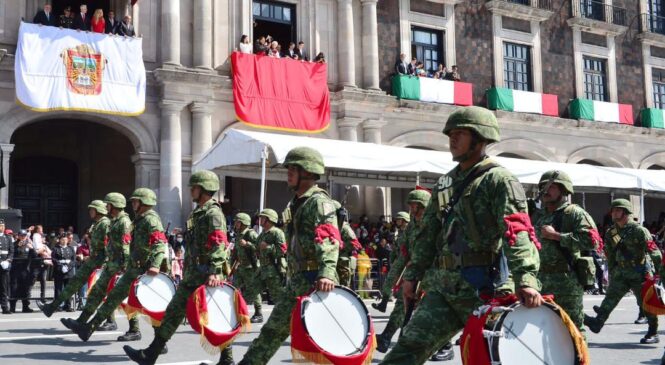 ENCABEZA ALFREDO DEL MAZO GUARDIA SOLEMNE Y DESFILE CÍVICO MILITAR POR EL 212 ANIVERSARIO DEL INICIO DE LA INDEPENDENCIA