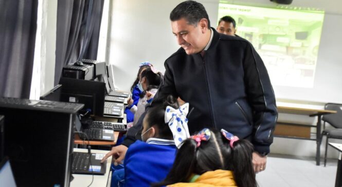 TONY RODRÍGUEZ ENTREGA 41  AULAS DE CÓMPUTO EN LAS ESCUELAS DE ZONA ORIENTE