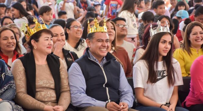 TONY RODRÍGUEZ Y SU ESPOSA CONVIVEN CON NIÑAS, NIÑOS Y SUS FAMILIAS Y ENCABEZAN LA TRADICIONAL PARTIDA DE ROSCA DE REYES