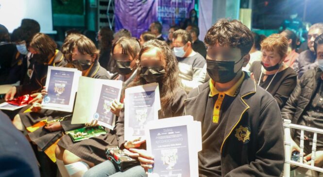 RECONOCEN A ESTUDIANTES DE NAUCALPAN POR SER FINALISTAS EN CONCURSOS DE CUENTO Y ENSAYO