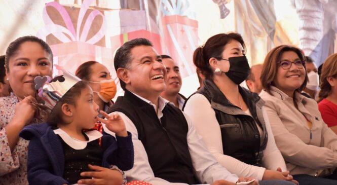 LLEGAN LOS REYES MAGOS CON JUGUETES Y REGALOS A TLALNEPANTLA