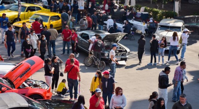 AUTOS CLÁSICOS LLEGAN A LA EXPLANADA PRINCIPAL DE TLALNEPANTLA