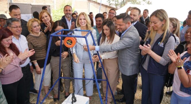 COLOCA ROMINA CONTRERAS LA PRIMERA PIEDRA DE LA PRIMER “ACUÁTICA” EN MAGDALENA CHICHICASPA