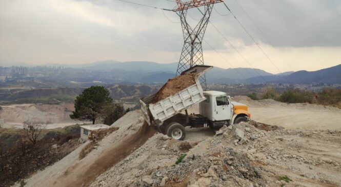 DETIENEN A SUJETO POR TIRAR ESCOMBRO EN NAUCALPAN