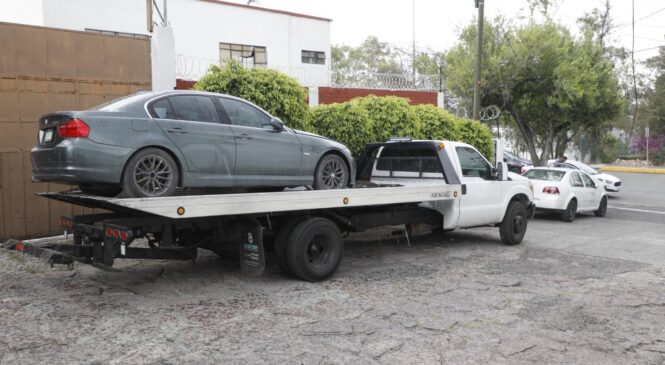 ATIENDE NAUCALPAN DENUNCIA Y RETIRA AUTOS DE LUJO QUE ERAN REPARADOS EN VÍA PÚBLICA