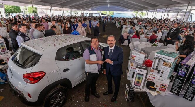 CELEBRA PEDRO RODRÍGUEZ A MAESTROS EN ATIZAPÁN Y RECONOCE LA LABOR DOCENTE DURANTE PANDEMIA