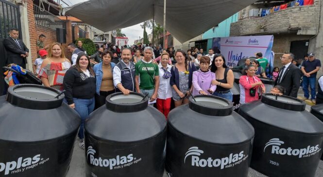 ENTREGA PEDRO RODRÍGUEZ 44 TINACOS EN PRADOS DE IXTACALA I