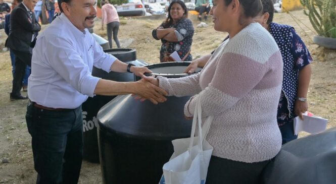 PEDRO RODRÍGUEZ ENTREGA TINACOS EN BENEFICIO DE LAS COLONIAS MÉXICO 86 Y PRIMERO DE SEPTIEMBRE