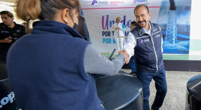 ENTREGA PEDRO RODRÍGUEZ 43 TINACOS EN VARIAS COLONIAS DE ATIZAPÁN