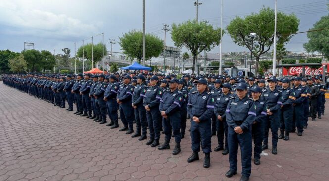ENTREGAN UNIFORMES, CHALECOS BALÍSTICOS Y CONSTANCIAS A POLICÍAS DE ATIZAPÁN