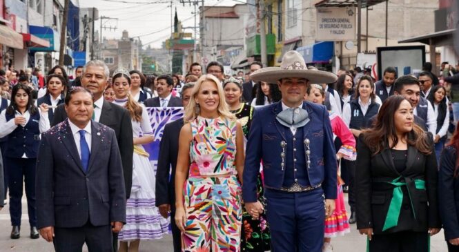 ENCABEZA ROMINA CONTRERAS DESFILE CÍVICO POR EL 213 ANIVERSARIO DEL INICIO DE LA INDEPENDENCIA DE MÉXICO