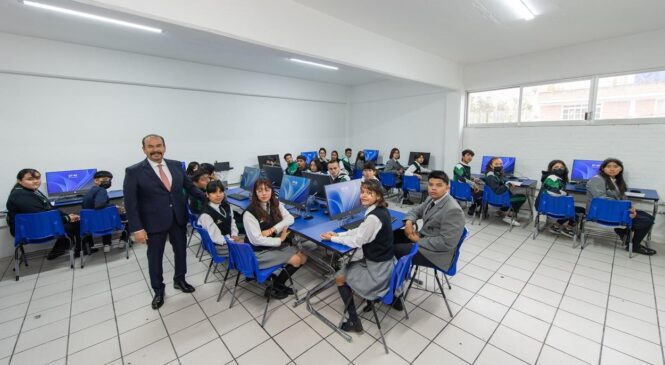 ENTREGA PEDRO RODRÍGUEZ DOS AULAS DIGITALES A ESTUDIANTES DEL CONALEP ATIZAPÁN I Y LA PRIMARIA JOSÉ CLEMENTE OROZCO