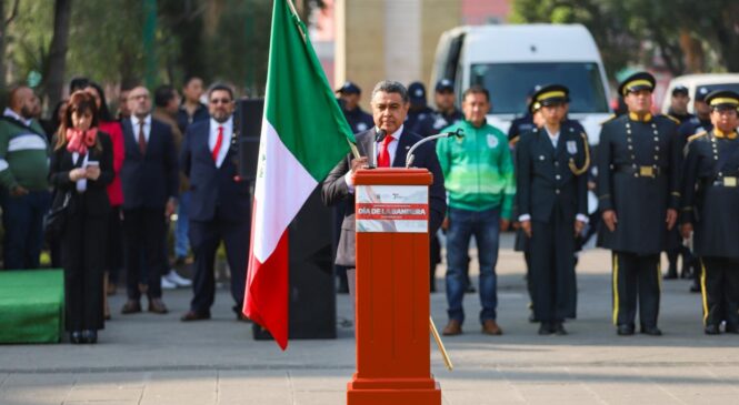 EN EL DÍA DE LA BANDERA, TONY RODRÍGUEZ ENCABEZA EL IZAMIENTO E INCINERACIÓN DEL LÁBARO PATRIO; SÍMBOLO DE UNIDAD Y ORGULLO ENTRE LOS MEXICANOS