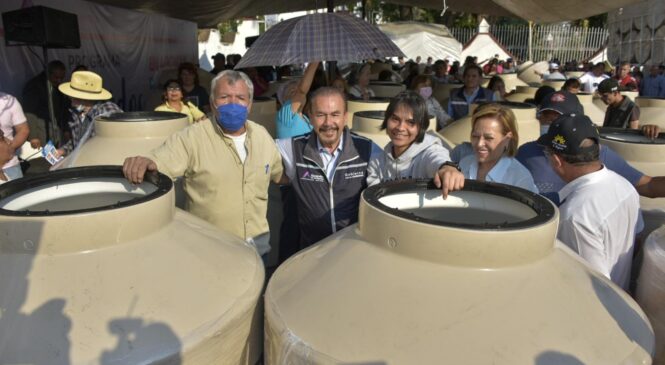 PEDRO RODRÍGUEZ ENTREGA 1,688 TINACOS SUBSIDIADOS A FAMILIAS QUE LO NECESITAN DE 10 COLONIAS DE ATIZAPÁN