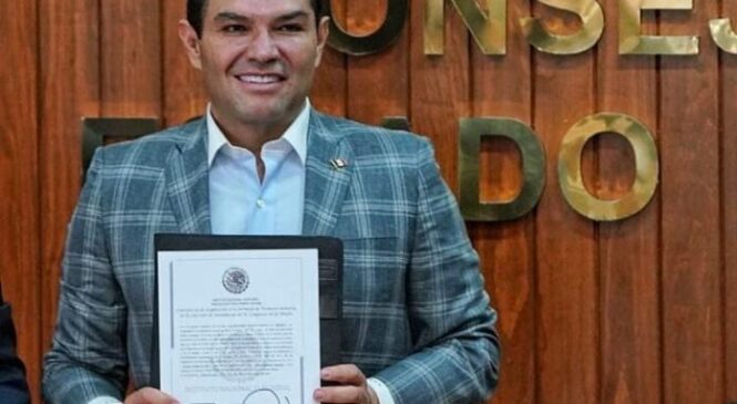 RECIBE ENRIQUE VARGAS CONSTANCIA COMO SENADOR ELECTO POR EL EDOMÉX