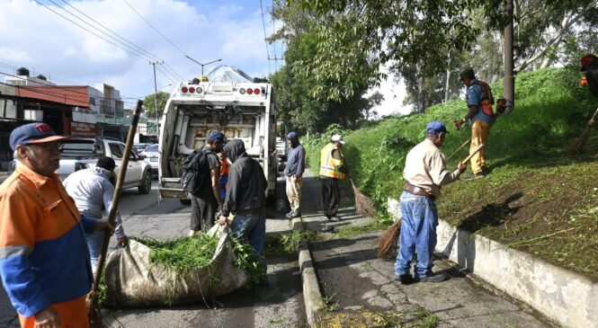 REALIZA NAUCALPAN LIMPIEZA PROFUNDA Y BARRIDO EN CALZADA DE LAS ARMAS