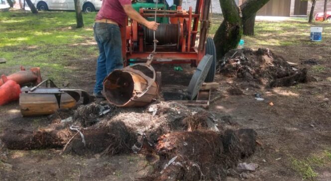 TRABAJADORES DE NAUCALPAN REMUEVEN BASURA Y LODO QUE DEJÓ INTENSA LLUVIA