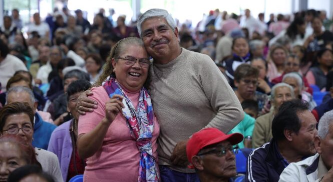 FESTEJA HUIXQUILUCAN A ABUELITOS CON MÚSICA Y DIVERSOS REGALOS