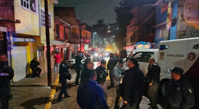 RESCATAN BOMBEROS DE NAUCALPAN A TRES PERSONAS ATRAPADAS EN DESLAVE