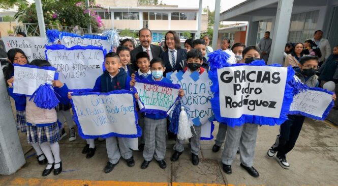 ENTREGA PEDRO RODRÍGUEZ 5 SALONES DE CLASES EQUIPADOS Y NÚCLEOS SANITARIOS EN LA ESCUELA EMMA GODOY LOVATO