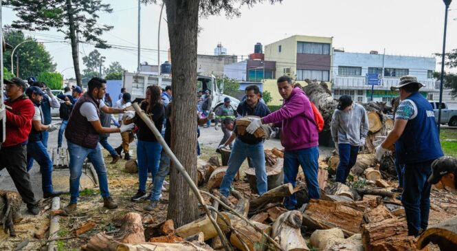 SERVIDORES PÚBLICOS DE NAUCALPAN APOYAN RECOLECCIÓN DE RAMAS Y TRONCOS EN ECHEGARAY