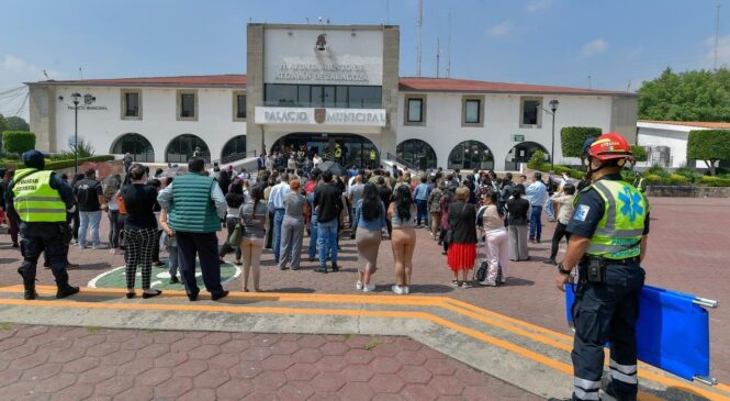 EN CERCA DE 4 MINUTOS DESALOJAN A MÁS DE MIL PERSONAS DEL PALACIO MUNICIPAL DE ATIZAPÁN COMO PARTE DEL SIMULACRO NACIONAL 2024