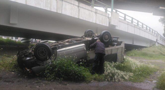 UNA PERSONA LESIONADA ES EL SALDO DE UNA VOLCADURA EN EL PUENTE DE REYES HEROLES