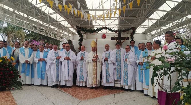 SACERDOTES DE DIFERENTES PARROQUIAS CELEBRAN 25 AÑOS DE ORDENACIÓN EN LA BASÍLICA DE LOS REMEDIOS EN NAUCALPAN