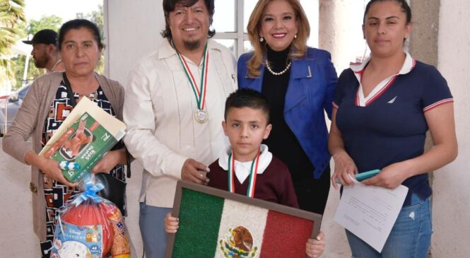 PATRICIA ARÉVALO RECONOCE A NIÑAS Y NIÑOS ATIZAPENSES QUE PARTICIPARON EN EL CONCURSO “MI BANDERA, LA MÁS HERMOSA”