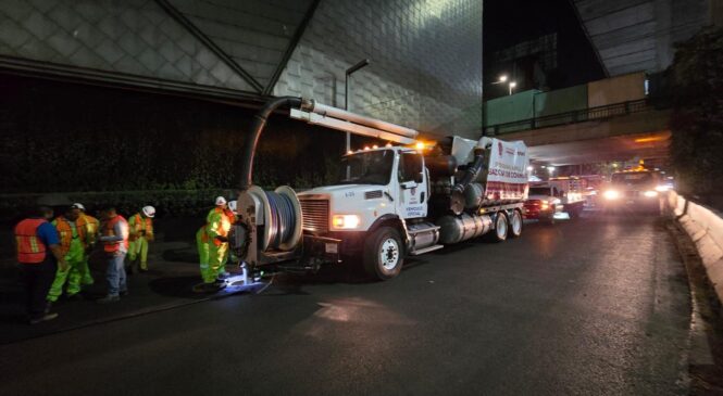 RETIRA GOBIERNO DE NAUCALPAN MÁS DE 115 METROS CÚBICOS DE LODO Y BASURA DE CARRILES LATERALES DE PERIFÉRICO NORTE